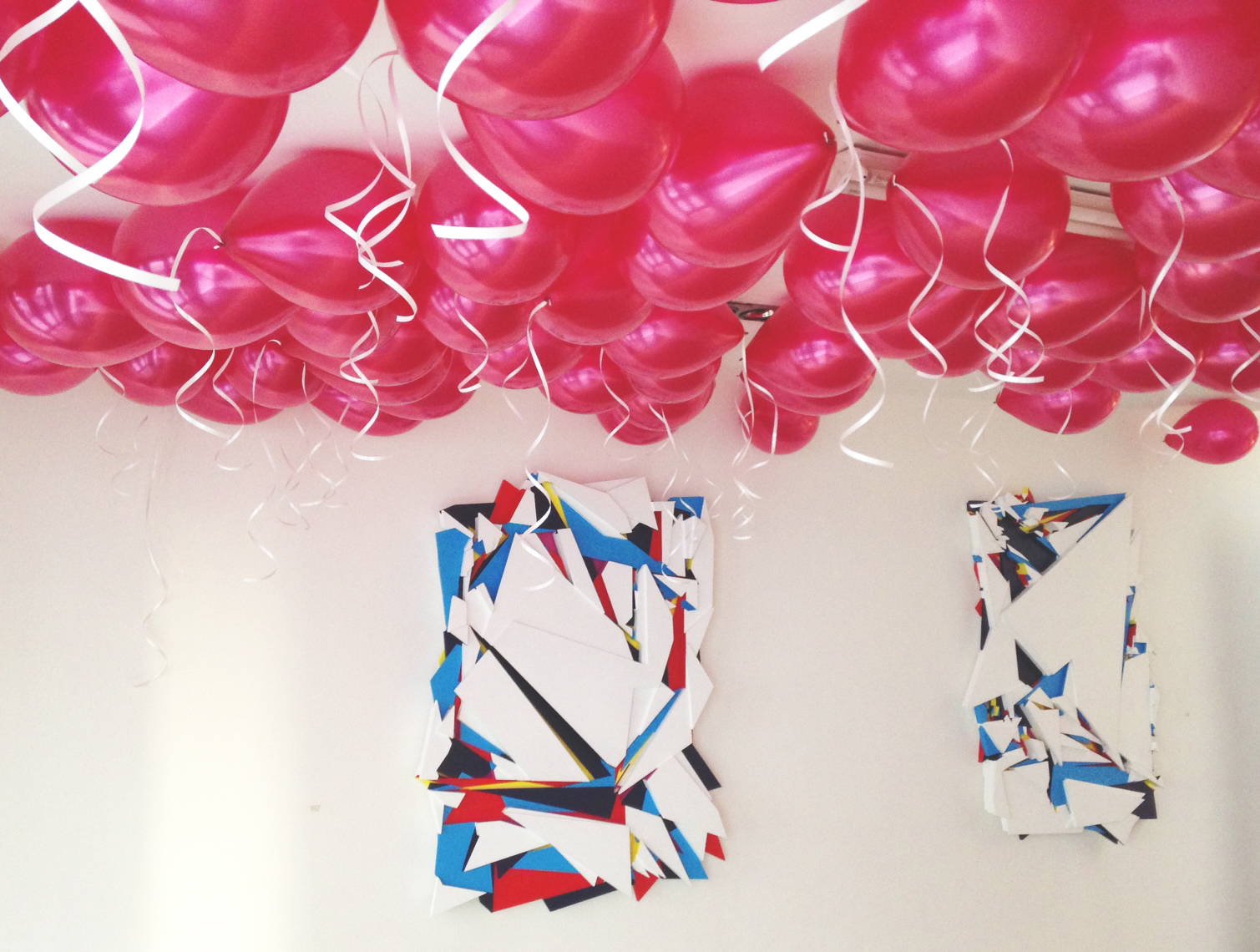 Plafond de ballons hélium pour vernissage