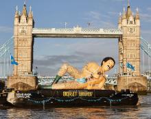 Une ballon gonflable géant à l'effigie de Borat flotte sur La Tamise à Londres