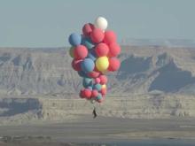 Il flotte à 7500m de haut grâce à des ballons remplis d'hélium